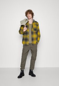 Redefined Rebel DALLAS SHIRT HOOD REGULAR FIT - Camisa - yellow