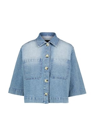 Veste courte en denim bleu clair avec manches courtes, deux poches poitrine avant, fermeture à boutons et col.