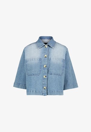 Lichtblauw cropped denim jack met korte mouwen, twee borstzakken aan de voorkant, knoopsluiting en een kraag.