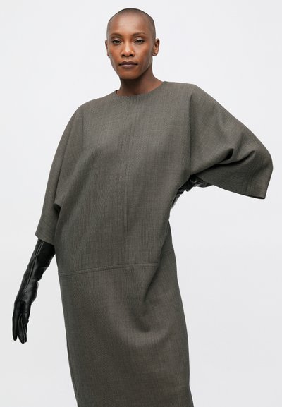 Férfiaknak mit tennél? Arra gondoltam, mi lenne ha esetleg kicsit olcsóbban adnám. Szerinted ez egy jó ötlet?