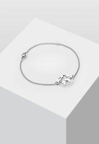 Silberarmband mit einem Globusanhänger, ausgestattet mit einem Gliederdesign und einem Karabinerverschluss, polierte Oberfläche und filigrane Details.