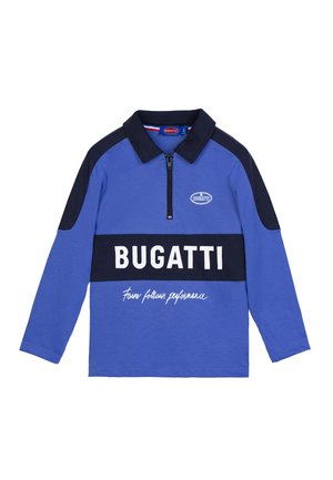 Polo a maniche lunghe blu con dettagli navy, colletto a mezza zip e logo "BUGATTI" bianco. Presenta il testo "La forma segue le prestazioni" sottostante.