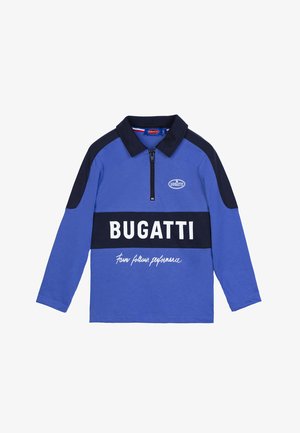 Langärmliges blaues Polohemd mit marineblauen Akzenten, Halbe-Zipper-Kragen und weißem "BUGATTI"-Logo. Mit dem Text "Form folgt Leistung" darunter.