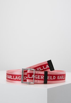 Roze en rode Karl Lagerfeld stoffen riem met zilverkleurige rechthoekige gesp en zwarte leren details, tentoongesteld op een witte ondergrond.