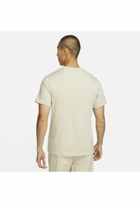 Nike Sportswear CLUB TEE - T-shirt básica - rattan white