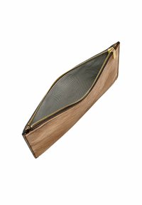Tasche aus braunem Leder mit einem schlanken, elongated Design, goldener Reißverschluss und strukturiertem Innenfutter. Offene und schräge Ansicht zeigt das großzügige Innere.