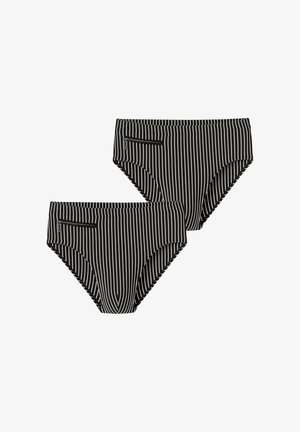 Dos calzoncillos de baño negros con rayas verticales blancas, cada uno con un pequeño bolsillo con cremallera en el lado izquierdo delantero.