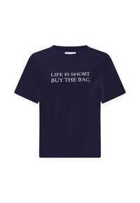 T-shirt en coton marine à manches courtes, col rond, avec un texte blanc indiquant "LA VIE EST COURTE ACHETEZ LE SAC" sur la poitrine.