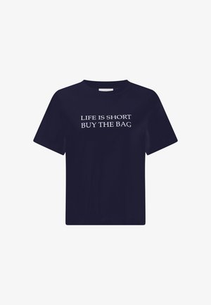 Maglietta in cotone blu navy con maniche corte, scollatura rotonda e testo bianco che recita "LA VITA È BREVE COMPRA LA BORSA" sul petto.