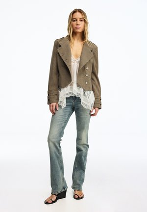 Bershka, DOUBLE-BREASTED WITH BUTTONS - BLAZER - Veste mi-saison - beige