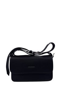 Borsa a spalla in pelle nera con una finitura testurizzata, chiusura a pattina e tracolla regolabile. Presenta un branding discreto sulla parte anteriore.