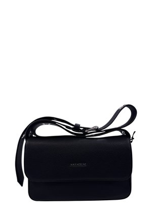 Borsa a spalla in pelle nera con una finitura testurizzata, chiusura a pattina e tracolla regolabile. Presenta un branding discreto sulla parte anteriore.
