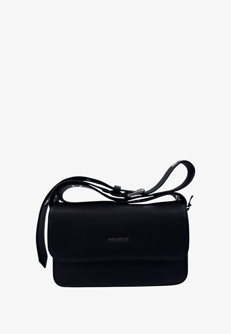 Borsa a spalla in pelle nera con una finitura testurizzata, chiusura a pattina e tracolla regolabile. Presenta un branding discreto sulla parte anteriore.