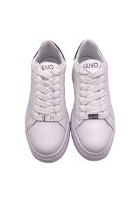 Sneakers bianchi in pelle con lati testurizzati, lacci piatti e dettagli in metallo sul linguetta e sui lacci. Punta arrotondata e suola robusta.