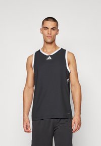 Černý sportovní tílko s bílými akcenty. Má design ve tvaru písmene V a logo Adidas na prsou. Vyrobeno z prodyšného materiálu.