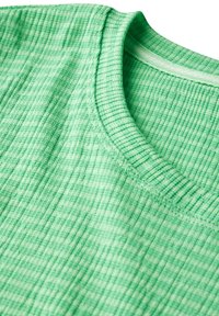 Felpa verde in maglia con scollatura rotonda a coste e un texture a strisce sottili. Il tessuto appare morbido e leggero, adatto per un look casual.