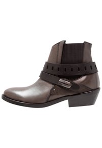 Skórzane botki za kostkę w ciemnoszarym kolorze, z matowym wykończeniem, elastycznymi bocznymi panelami i dekoracyjnym paskiem z srebrną klamrą. Niski, nałożony obcas.