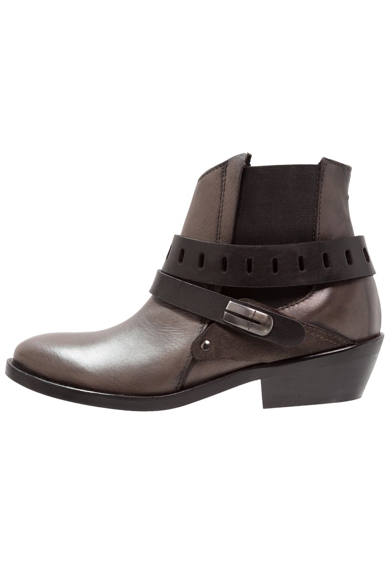 Skórzane botki za kostkę w ciemnoszarym kolorze, z matowym wykończeniem, elastycznymi bocznymi panelami i dekoracyjnym paskiem z srebrną klamrą. Niski, nałożony obcas.