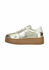 Sneaker dorato metallico con accenti bianchi, design con lacci, superficie testurizzata, suola in gomma marrone chiaro spessa e dettagli di cucitura in contrasto.