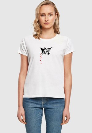 T-shirt en coton blanc avec un graphique d'ange noir et des accents de cœur rouges, offrant une coupe décontractée et des manches courtes.