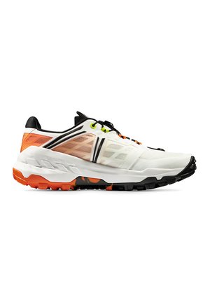 Weißer Sportschuh mit schwarzen und orangefarbenen Akzenten. Verfügt über ein strukturiertes Obermaterial, eine gepolsterte Sohle und eine schwarze Rutschfestsohle mit bunten Designs.