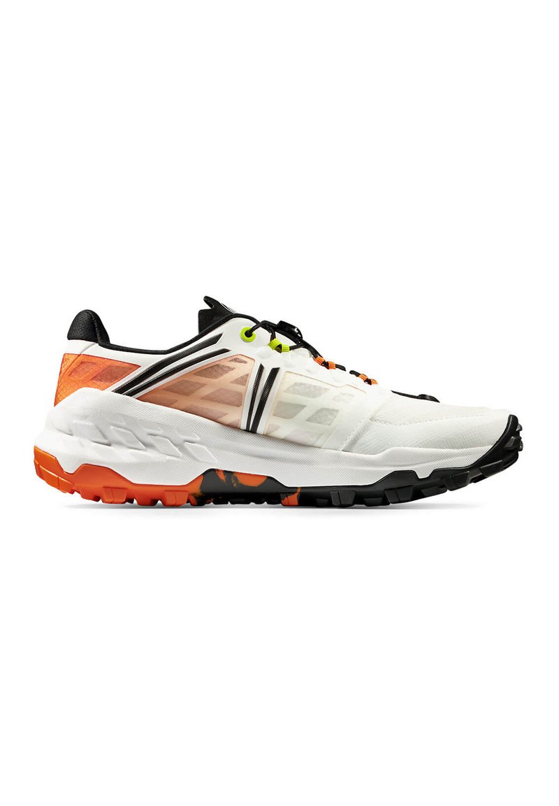 Scarpa atletica bianca con accenti neri e arancioni. Presenta una tomaia testurizzata, una suola ammortizzata e una suola esterna nera con disegni colorati.