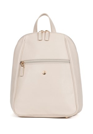 Sac à dos en cuir couleur crème avec une poche avant zippée, une fermeture à double zip en haut et un petit emblème rond doré.