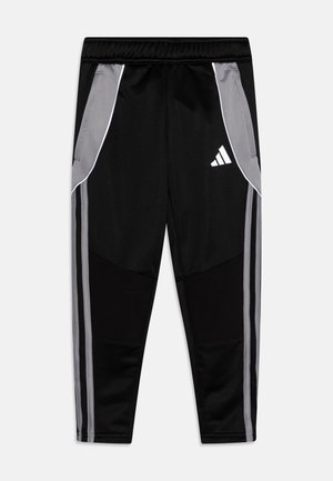 Pantalones deportivos negros con acentos grises. Presenta bolsillos laterales, cinturilla elástica y franjas en contraste a los lados. Incluye logo de Adidas.