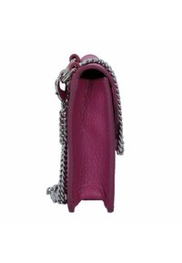Magenta skórzana torebka z srebrnym łańcuchem. Charakteryzuje się płaskim profilem i teksturowanym wykończeniem, prezentując minimalistyczny design.
