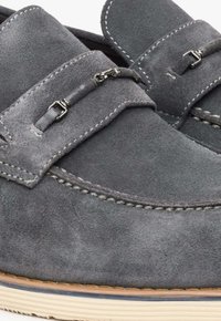 Graue Wildleder-Chelsea-Mode mit einem Doppelschlaufendesign, das silberne metallische Akzente und kontrastierende Nähte aufweist; Gummisohle mit strukturiertem Finish.