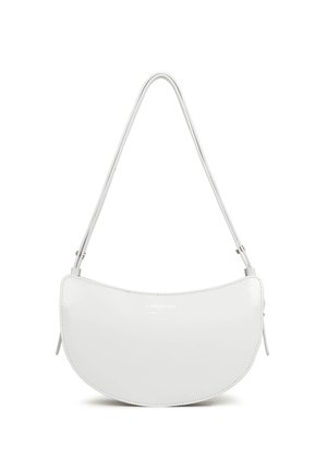 Borsa a tracolla in pelle bianca con forma curvata, doppio manico e dettagli cuciti. Logo impresso sul davanti. Texture liscia.