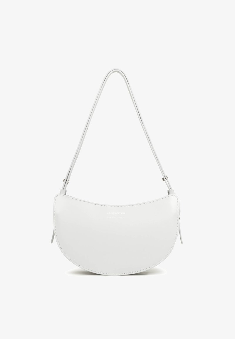 Borsa a tracolla in pelle bianca con forma curvata, doppio manico e dettagli cuciti. Logo impresso sul davanti. Texture liscia.