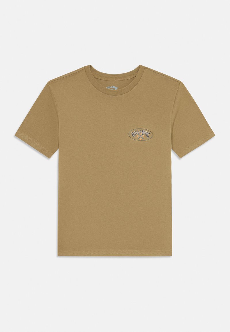T-shirt en coton marron clair, design col rond, manches courtes, avec un petit logo brodé en bleu et orange sur la poitrine gauche.