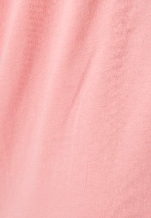 Tissu rose clair avec une texture douce. Le matériau présente un motif en fines nervures, créant des lignes subtiles sur la surface.