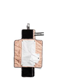 Bärbar skötmatta med blommönstrad kant, rosa och svart tyg, inkluderar en vit absorberande handduk, kan vikas för enkel förvaring.