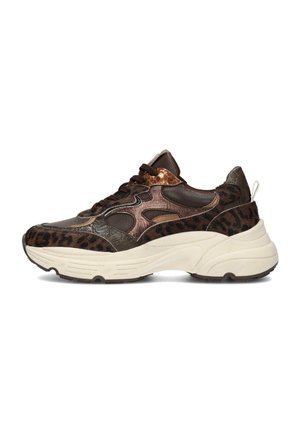 Zapatilla con estampado de leopardo, mezcla de texturas marrones, acentos en bronce brillante y una suela blanca gruesa. Presenta un collar acolchado y diseño de cordones.