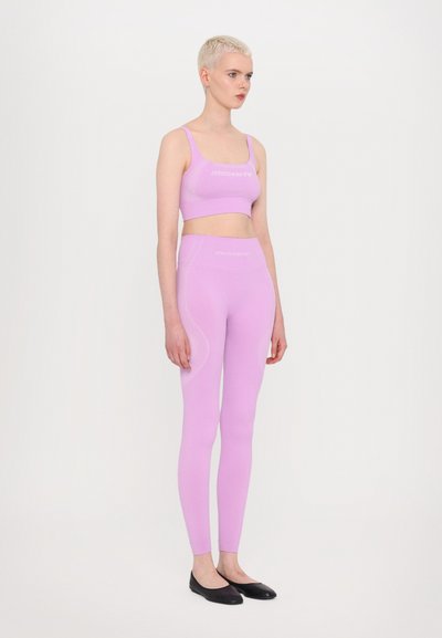 Lichtpaarse activewear set bestaande uit een aansluitende sport-bh met logo en hoge taille leggings met textuurpaneel-details.