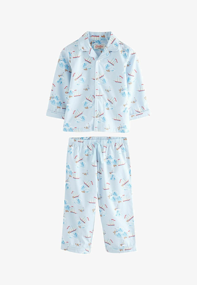 Lyseblåt børnepyjamas med lange ærmer og bukser, dekoreret med røde sejlskibe, blå bølger og små orange søstjerner.
