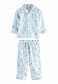 Conjunto de pijama de algodón azul claro que incluye una camisa con botones y pantalones con cintura elástica, decorado con un patrón caprichoso de barcos y montañas.