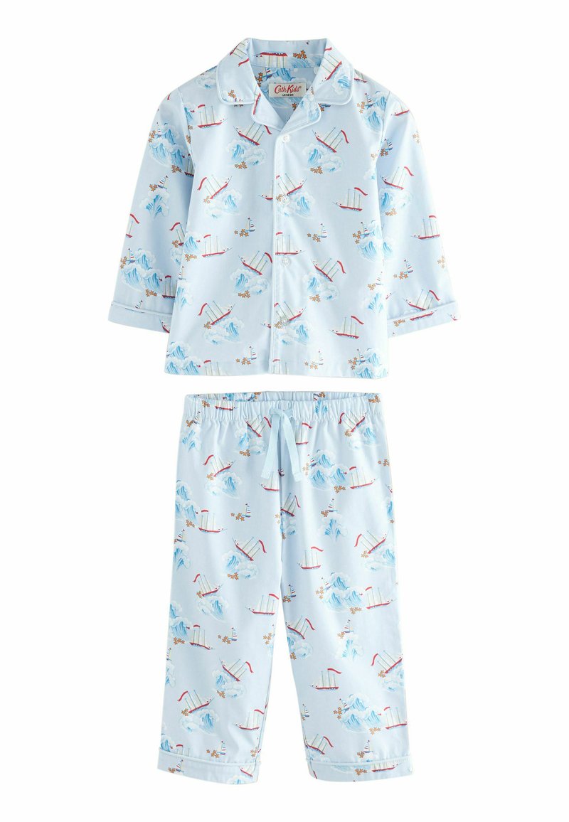 Conjunto de pijama de algodón azul claro que incluye una camisa con botones y pantalones con cintura elástica, decorado con un patrón caprichoso de barcos y montañas.