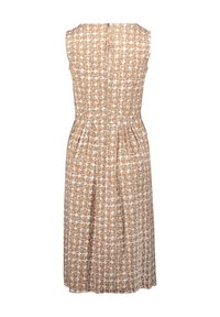 Ärmelloses braunes Kleid mit geometrischem weißen Muster. Es hat ein tailliertes Oberteil, einen gefalteten Rock und einen Reißverschluss auf der Rückseite.