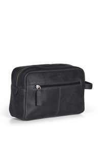 Svart läder necessär med en slät textur, dragkedja på toppen, frampocket och sidohandtag. Har rena linjer och en enkel design.