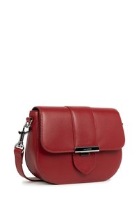 Borsa a tracolla rossa in pelle con chiusura a pattina e fibbia in tono argento, dotata di cinturino regolabile e finitura liscia.