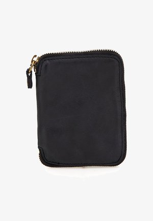 Portafoglio in pelle nera con angoli arrotondati e zip dorata su tre lati, su sfondo bianco.