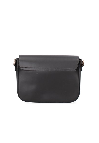 Borsa a tracolla in pelle nera con una texture liscia, forma rettangolare, chiusura a patta magnetica e design minimalista.