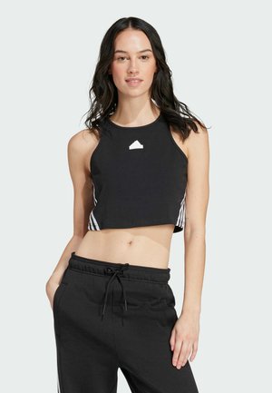 Débardeur de sport noir court avec un logo blanc sur le devant et des accents rayés blancs sur les côtés. Porté avec un pantalon de jogging noir à cordon de serrage.
