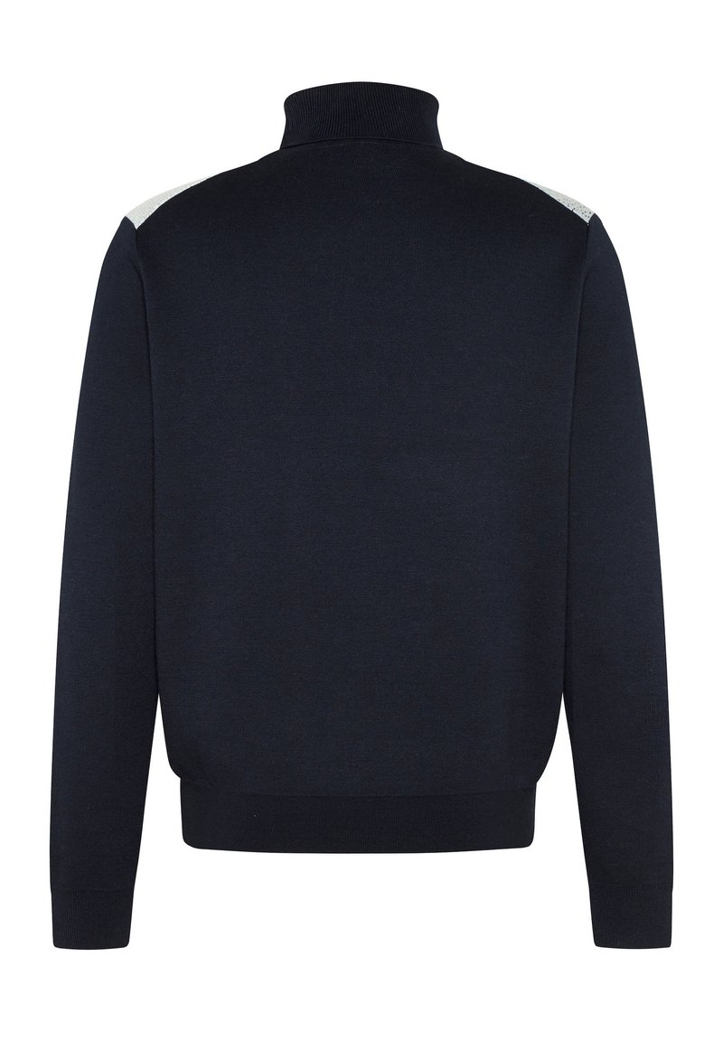 Navy Pullover mit hohem Kragen, gerippten Bündchen und Saum, mit hellgrauen Akzenten an den Schultern und einer glatten Textur.