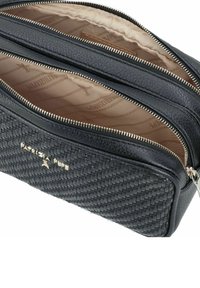 Borsa in pelle intrecciata nera con due scomparti con zip. L'interno presenta una fodera beige con un motivo delicato. Logo del marchio dorato sulla parte anteriore.