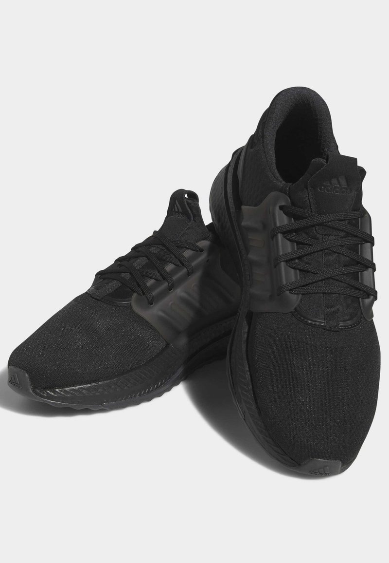 Schwarze Sportschuhe mit einem strukturierten Strick-Obermaterial, auffälligem Schnürsystem und geschichteten synthetischen Akzenten an den Seiten. Flaue Gummisohle.
