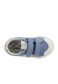 Sneaker in tela blu con punta e suola in gomma bianca, dotato di due fascette in Velcro e una parte superiore testurizzata, accentuato da dettagli gialli e menta.